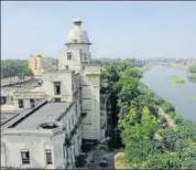  ?? HT FILE PHOTO ?? ‘Thandi Sadak’ (hidden by trees) lies between river Gomti and Chattar Manzil (seen on left).