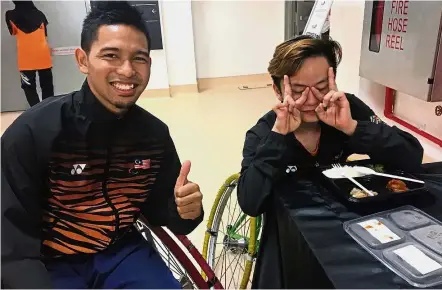  ??  ?? ‘Lepak’ time: Nur Azwan Noorlan having some fun with teammate Chew Jit Thye during dinner time at the Axiata Arena in Bukit Jalil yesterday.