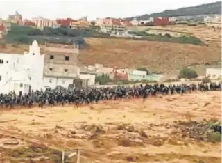  ?? // IMÁGENES: EMBAJADA DE MARRUECOS ?? MARCHA COORDINADA DESDE LA SIERRA HACIA NADOR Cientos de subsaharia­nos caminan a primeras horas del viernes desde la sierra de Nador hacia la frontera hispano-marroquí