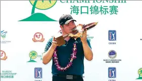  ?? PROVIDED TO CHINA DAILY ?? Todd Baek kisses the trophy after winning the Haikou Championsh­ip on Hainan Island on Sunday.