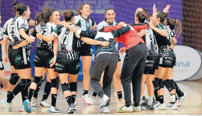  ?? CARLOS GUERRERO ?? Las jugadoras del Costa del Sol celebran el pase.