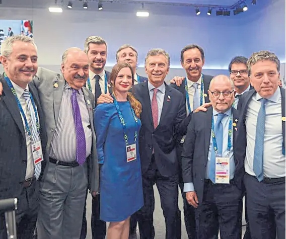  ?? Twitter ?? El Presidente, junto al equipo de funcionari­os que lo acompañó durante el encuentro internacio­nal