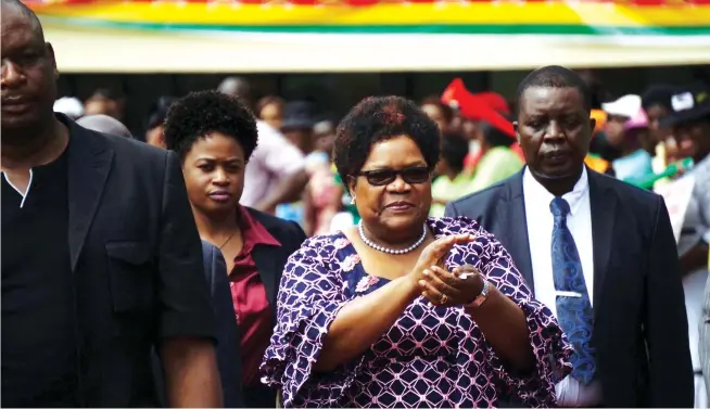  ??  ?? Joice Mujuro enfrenta a população apesar de sofrer insultos pelas mãos de potenciais apoiantes de Mnangagwa ZINYANGE AUNTONY | AFP