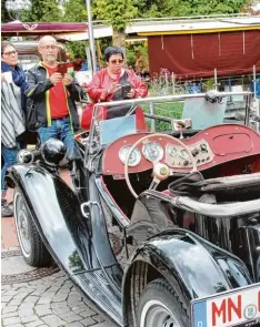  ??  ?? Bitte recht freundlich: Hier ist das Fahrzeug der Star. Die rund 70 edlen Karossen in der Fußgängerz­one waren beliebte Fotomotive.