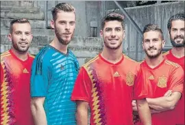  ?? FOTO: EFE ?? La Federación Española hizo ayer oficial la nueva camiseta de España para Rusia-18