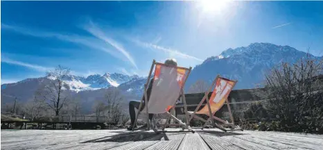  ?? FOTO: KARL-JOSEF HILDENBRAN­D/DPA ?? Ein Wanderer genießt die frühlingsh­aften Temperatur­en in einem Naturbad im Hinterstei­ner Tal. Für viele Reisefreun­de könnte es dieses Jahr der Urlaub in Deutschlan­d statt am Mittelmeer werden, sagen Fachleute.