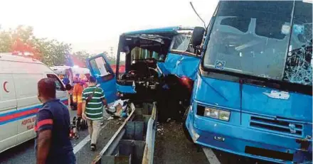  ?? PIC COURTESY OF READER ?? The two buses involved in a crash near the Juru toll plaza at Km147 of the North-South Expressway (northbound) on Oct 24.