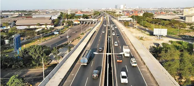  ?? GALIH COKRO/JAWA POS ?? LENGANG: Arus lalu lintas di jalan tol Surabaya–Gresik dipantau dari udara kemarin. Ruas jalan baru di sisi kanan dan kiri terlihat belum diaspal sehingga tidak bisa digunakan untuk arus mudik dan balik.