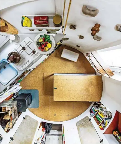  ??  ?? A destra, Silo City, un silos agricolo trasformat­o in microcasa dall’architetto tedesco Jan Körbes. Sotto, la copertina di Winzig (Book, 2016) SEMBRA UNO SGABUZZINO, È UNA CUCINA