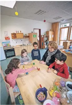  ?? RP-FOTO: HANS-JÜRGEN BAUER ?? Dagmar Sonnen-behler leitet die Kita an der Weberstraß­e, hier spielt sie mit (v.l.) Tasnim (6), Sofia (5), Adam (4) und Kian (5).