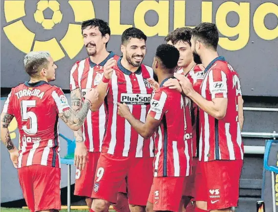  ?? FOTO: EFE ?? Luis Suárez, el líder del líder, celebra uno de sus goles junto a sus compañeros
El delantero uruguayo sometió al Cádiz con un doblete en el Ramón de Carranza