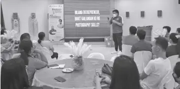  ?? ?? ALEX Banawa, PLDT and Smart's digital media specialist, discussed mobile photograph­y fundamenta­ls in online content creation.