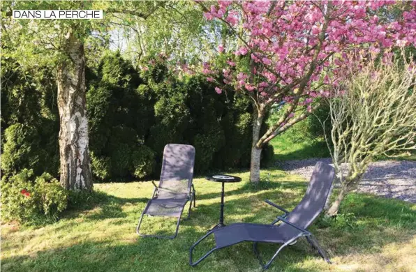  ??  ?? À L’angenièvre, on vient surtout pour se détendre et se déconnecte­r. Son petit bois planté et son charmant verger se prêtent volontiers au farniente et à la lecture.