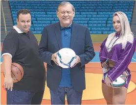  ??  ?? Milton Neves (C) com Rogério Morgado e Juju Salimeni: humor e esporte