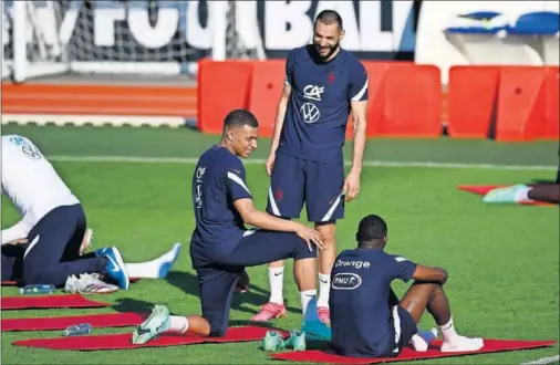  ??  ?? Benzema y Mbappé, en un entrenamie­nto reciente de la selección francesa.