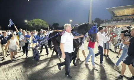  ??  ?? L’euphorie des grands soirs, hier, à l’hippodrome avec la victoire historique de Timoko lors du Grand Prix du Départemen­t des AlpesMarit­imes. Les fans ont envahi la piste pour acclamer les deux héros de la soirée. (Photos Eric Ottino)