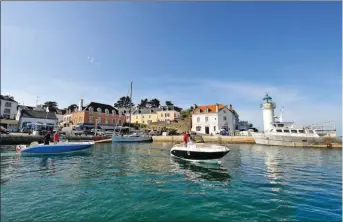  ??  ?? Le ravissant port de Sauzon à Belle-Île-en-Mer est plus intimiste que celui du Palais.