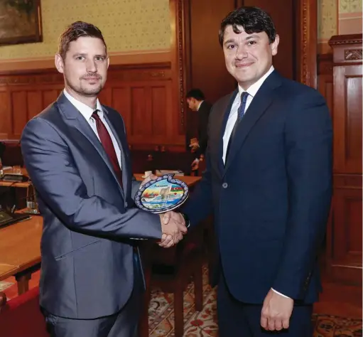 ??  ?? Chairman of the State Committee Fuad Muradov (R) presents souvenirs on the history and culture of Azerbaijan to Farkas Gergely, the head of the Hungarian-Azerbaijan­i inter-parliament­ary friendship group during a meeting in Budapest on October 25.
