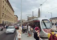  ??  ?? La linea del tram in piazza Stazione
