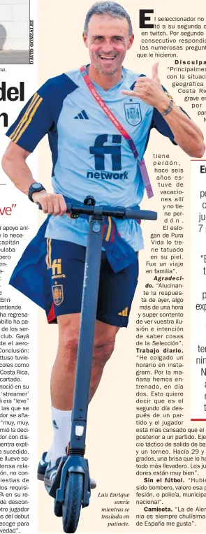  ?? ?? Luis Enrique sonríe mientras se traslada en patinete.