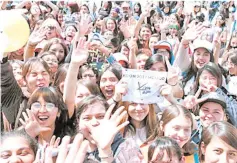  ??  ?? Mexican fans wait outside the stadium for 2017 KCON in Mexico.