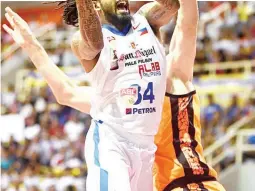  ??  ?? Renaldo Balkman gets past Mono Vampire’s 7-foot-5 Sam Deguara in San Miguel Alab Pilipinas’ 143-130 overtime win in Game 1 of the ABL Finals Sunday in Sta. Rosa, Laguna. Balkman forced an extra period with a putback late in regulation. (ABL Photo)