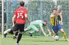  ?? FOTO: HKB ?? Trossingen­s Schlussman­n Stefano Losardo riskiert „Kopf und Kragen“gegen Mühlheims Torjäger Maximilian Bell und bleibt Sieger. Doch nach 90 Minuten feiert Mühlheim einen 1:0-Sieg – gleichbede­utend mit der Vizemeiste­rschaft. Mehr Bilder unter...