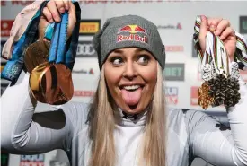  ?? JONATHAN NACKSTRAND
FOTO: ?? Lindsey Vonn poserade med sina medaljer efter störtloppe­t i VM.