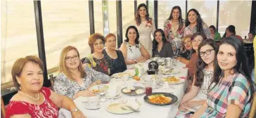  ??  ?? > La novia con grupo de familiares y amigas en el prenupcial.