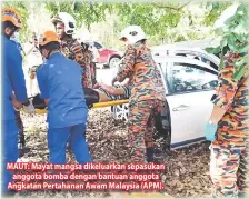  ??  ?? MAUT: Mayat mangsa dikeluarka­n sepasukan anggota bomba dengan bantuan anggota Angkatan Pertahanan Awam Malaysia (APM).