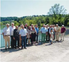  ?? Foto: Rosi Geiger ?? Die ehemals am Bau der Lechstaust­ufe 8a Beteiligte­n trafen sich zum 25 Jährigen wieder in Kinsau.