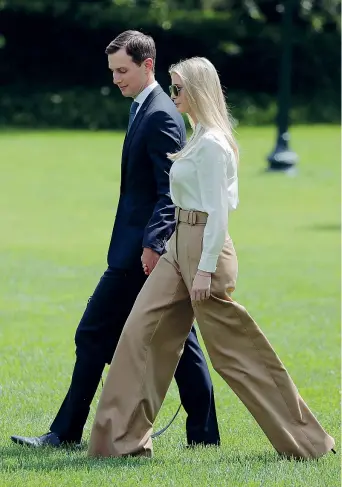  ?? (Reuters) ?? Mano nella mano Ivanka Trump, 36 anni, e il marito Jared Kushner, 37, sul prato della Casa Bianca