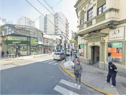  ??  ?? El local de la calle Paso al 600 vende ambos y uniformes para trabajador­eS de la salud.