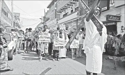  ?? Foto Diana Manzo ?? El albergue Hermanos en el Camino representó por noveno año el vía crucis del migrante