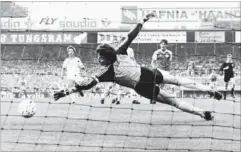  ?? FOTO: /RITZAU/JENS DRESLING ?? Svend Gehrs rangerer kampen mod Uruguay i 1986 og 4-2-kampen i Parken mod Sovjet i 1985 som Danmarks to bedste landskampe. Her kaster Dasajev sig forgaeves ved Laudrups scoring til 4-1 mod Sovjet.