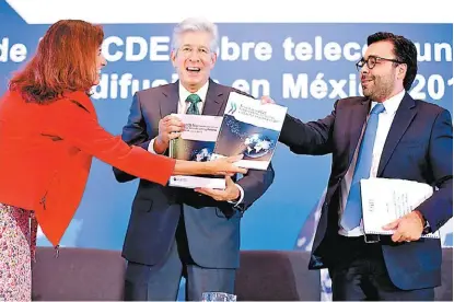  ?? JESÚS QUINTANAR ?? Entrega la OCDE a la SCT su análisis sobre el desarrollo de las telecomuni­caciones en México.