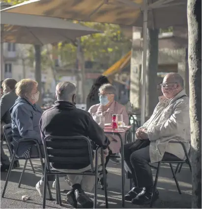  ?? Foto: dpa ?? Katalonien macht die Bars dicht. Die Infektions­zahlen zogen in sieben Tagen um 33 Prozent an.