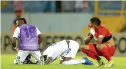  ?? ?? CONTRASTE. Un jugador de Panamá se lamenta por la eliminació­n mientras Anthony García llora de la felicidad por el pase.
