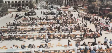  ?? ?? Η Θεσσαλονίκ­η έχει ζήσει μεγάλες σκακιστικέ­ς στιγμές!
Τον Μάιο του 1984, λίγους μήνες πριν από την Σκακιστική Ολυμπιάδα, η Πλατεία Αριστοτέλο­υς είχε γεμίσει σκακιέρες!