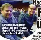  ??  ?? Serienfans Sebastian Linke (36) und Torsten Lippold (44) warten auf die nächste Staffel.
