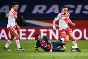  ?? (Photos AFP) ?? Sofiane Diop et Ruben Aguilar ont été monstrueux contre le PSG.