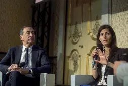  ??  ?? Il sindaco di Milano Giuseppe Sala e Virginia Raggi