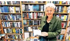  ?? FOTO: SCHEUERMAN­N ?? Elisabeth Evertz in ihrer Buchhandlu­ng. Bislang musste der Laden geschlosse­n bleiben, übrig blieb nur der Online-Versand.