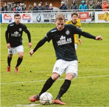  ?? Foto: Reinhold Radloff ?? Zuerst hämmerte er einen Elfmeter an die Latte, dann traf er aber doch noch: Maik Uhde rettete dem TSV Schwabmünc­hen im letz ten Heimspiel des Jahres wenigstens einen Punkt.