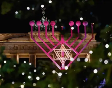  ?? JEON/EPA-EFE/REX/SHUTTERSTO­CK ?? A Hanukkah menorah in front of the Brandenbur­g Gate in Berlin in 2017.