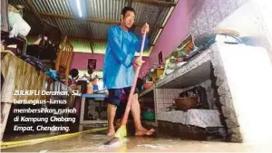  ??  ?? ZULKIFLI Deraman, 52, bertungkus-lumus membersihk­an rumah di Kampung Chabang Empat, Chendering.