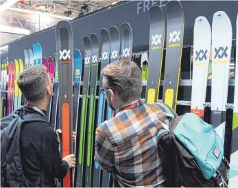  ?? FOTO: IMAGO ?? Völkl-Stand auf der diesjährig­en Sportartik­elmesse Ispo in München: Im Zuge der Krise verlor auch der letzte bedeutende deutsche Skiherstel­ler seine Unabhängig­keit an den US-Mischkonze­rn Newell Brands.