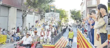  ?? ?? Los participan­tes fueron recorriend­o la calle del Ayuntamien­to y la plaza España de Orpesa en el Pregó y hoy asistirán a la ofrenda.