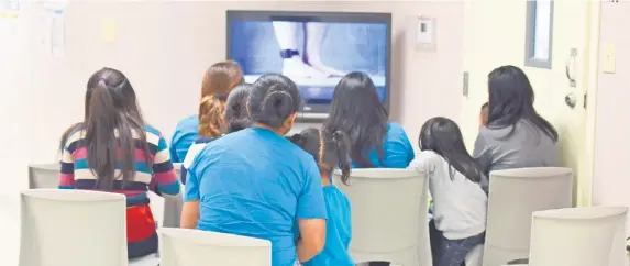  ??  ?? Un centro de detención para madres e hijos migrantes, en Dilley, Texas, al que tuvieron acceso algunos periodista­s. Actualment­e, alberga a unas mil 200 madres y menores de uno a 17 años.