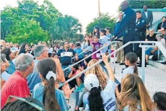  ?? SUSANNAH BRYAN/ STAFF ?? Police Maj. Norris Redding tries to calm a crowd outside Hollywood City Hall onWednesda­y night.